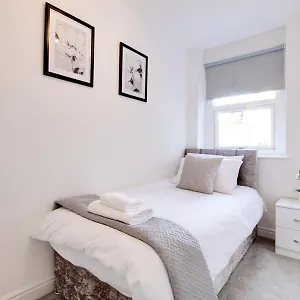https://central-apartment-with-parking.yorkshirehotels.net